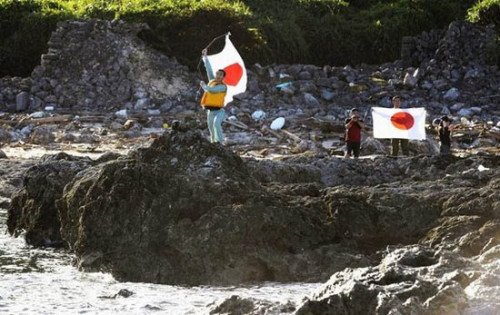 日本右翼分子登上钓鱼岛 日本右翼分子登上钓鱼岛