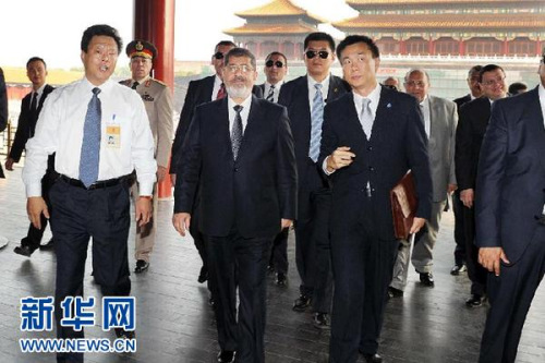 8月29日,正在中国进行国事访问的埃及总统穆尔西在北京参观故宫。新华社记者 李涛 摄 8月29日,正在中国进行国事访问的埃及总统穆尔西在北京参观故宫。新华社记者 李涛 摄