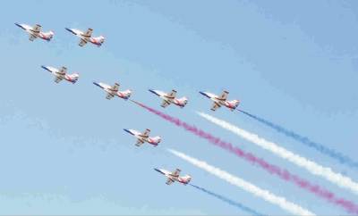 空军航空大学“天之翼”飞行表演队在做飞行表演 空军航空大学“天之翼”飞行表演队在做飞行表演