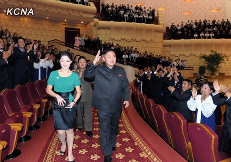 金正恩和夫人李雪主步入人民剧院。 金正恩和夫人李雪主步入人民剧院。