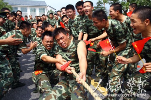 拔河比赛。 图片来源:人民武警报 拔河比赛。 图片来源:人民武警报