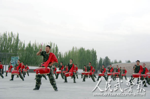 威风锣鼓震云霄。图片来源:人民武警报 威风锣鼓震云霄。图片来源:人民武警报