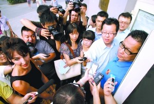 就在疯狂英语创始人李阳和其美籍妻子Kim的离婚案第三次开庭时,Kim曾在法庭外告诉记者,她已在美国申请“紧急保护令”,要求对李阳与她和孩子们的接触做出限制。“一个打老婆的男人,在美国是不被允许见孩子的。”Kim说。也许很快,Kim也可以向中国的法院提出相关的请求。程宁摄 就在疯狂英语创始人李阳和其美籍妻子Kim的离婚案第三次开庭时,Kim曾在法庭外告诉记者,她已在美国申请“紧急保护令”,要求对李阳与她和孩子们的接触做出限制。“一个打老婆的男人,在美国是不被允许见孩子的。”Kim说。也许很快,Kim也可以向中国的法院提出相关的请求。程宁摄