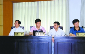 平谷法院审理村民告区政府一案时,被告方在法庭上。 平谷法院审理村民告区政府一案时,被告方在法庭上。