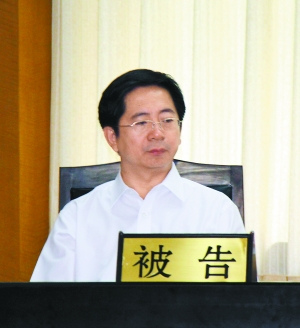 平谷区区长张吉福在被告席上。 平谷区区长张吉福在被告席上。