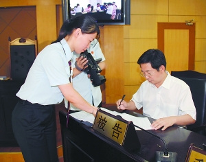 庭审结束,张吉福在判决书上签字。 庭审结束,张吉福在判决书上签字。
