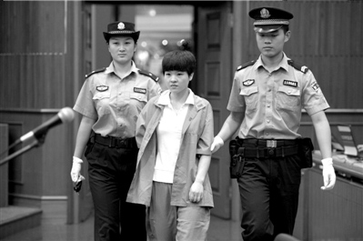 嫌疑人卢淑艳受审。通讯员 李佳摄 嫌疑人卢淑艳受审。通讯员 李佳摄