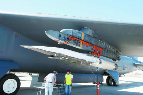 ��������B-52��ը�����ظ߳����ٷ��������˲��ߡ����С��÷ɻ�ʹ����˴���˾��SJY61��ѹʽ�������������ܼ��ٵ���Լ6���ա�