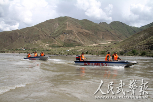 火速开进。 图片来源:人民武警报 火速开进。 图片来源:人民武警报