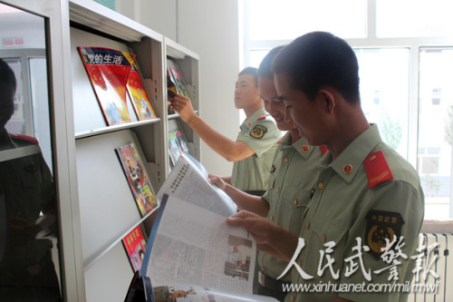 开展读书成才活动。图片来源:人民武警报 开展读书成才活动。图片来源:人民武警报