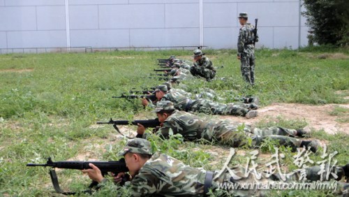严密组织射击训练。图片来源:人民武警报 严密组织射击训练。图片来源:人民武警报