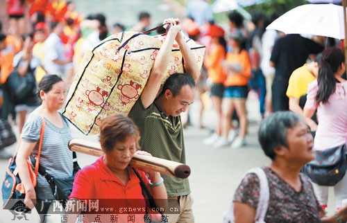 9月2日,许多父母送孩子到广西民族大学报名。 9月2日,许多父母送孩子到广西民族大学报名。