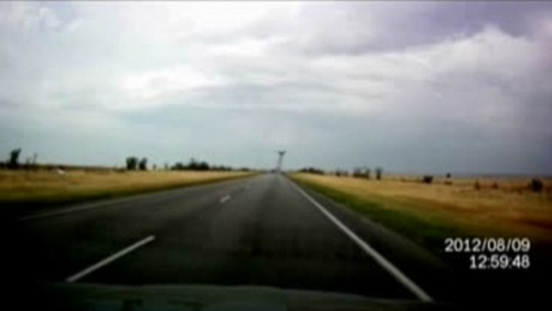 俄战斗轰炸机在高速公路超低空飞行 俄战斗轰炸机在高速公路超低空飞行