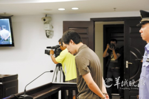 吕某城低头认罪 吕某城低头认罪