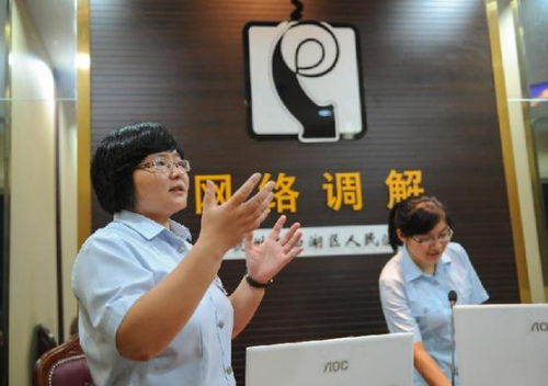 陈辽敏(左)在西湖区人民法院网络调解室内介绍“陈辽敏法官网上调解工作室”相关情况(8月16日摄)。今年40岁的陈辽敏,是杭州市西湖区人民法院立案庭庭长,从事司法工作15年,是全国优秀女法官、全国模范法官,刚刚当选党的十八大代表。就是这样一个基层的女法官,平均每天工作10多个小时,调解7到8件案子,最多的时候一天有10多件。在西湖区法院工作的6年多时间里,陈辽敏共办结了各类民商事案件4735件,涉案金额超过7亿元,经她手的案件结案率达95.4%,调解撤诉率84.4%,且无一例超审限、无一例引发缠诉上访。新华社记者韩传号摄 陈辽敏(左)在西湖区人民法院网络调解室内介绍“陈辽敏法官网上调解工作室”相关情况(8月16日摄)。今年40岁的陈辽敏,是杭州市西湖区人民法院立案庭庭长,从事司法工作15年,是全国优秀女法官、全国模范法官,刚刚当选党的十八大代表。就是这样一个基层的女法官,平均每天工作10多个小时,调解7到8件案子,最多的时候一天有10多件。在西湖区法院工作的6年多时间里,陈辽敏共办结了各类民商事案件4735件,涉案金额超过7亿元,经她手的案件结案率达95.4%,调解撤诉率84.4%,且无一例超审限、无一例引发缠诉上访。新华社记者韩传号摄