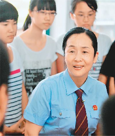 图为詹红荔与福建南平水东中学学生亲切交流。(魏培全摄) 图为詹红荔与福建南平水东中学学生亲切交流。(魏培全摄)