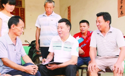 谭良才中在村子里听取乡亲们的心声。邹海斌 摄 谭良才中在村子里听取乡亲们的心声。邹海斌 摄