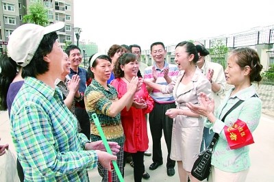 王波(右一)与百步亭居民拉家常。资料图片 王波(右一)与百步亭居民拉家常。资料图片