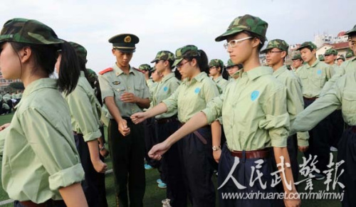 单个纠正。图片来源:人民武警报 单个纠正。图片来源:人民武警报