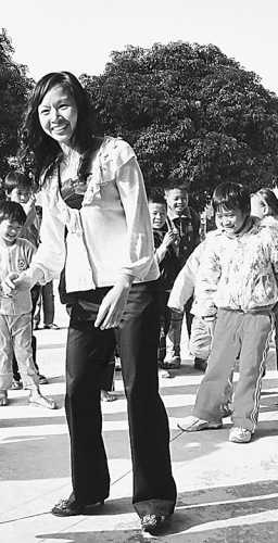 来自广西平果县希望小学的校长周标亮受到了表彰,获得希望工程特殊