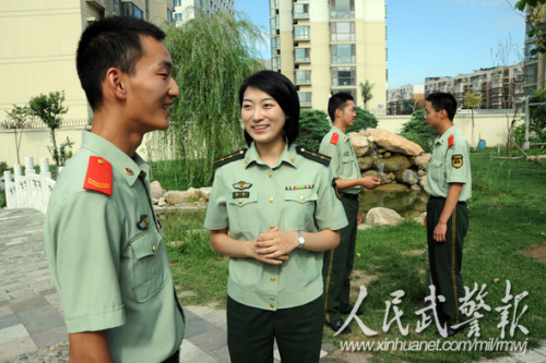 心理工作骨干到一线向官兵传授心理常识。图片来源:人民武警报 心理工作骨干到一线向官兵传授心理常识。图片来源:人民武警报