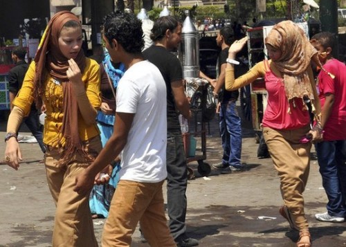 2012��8��20�գ��ڰ����׶����ޣ������Ů���ڹ�԰�ﱻһȺ����ɧ�š�