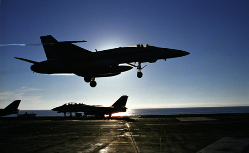 F/A-18F试射AGM-88E导弹(美国海军图片) F/A-18F试射AGM-88E导弹(美国海军图片)