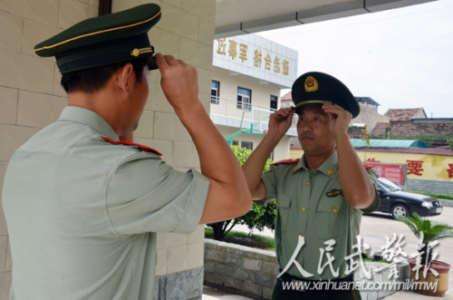 整理警容。图片来源:人民武警报 整理警容。图片来源:人民武警报