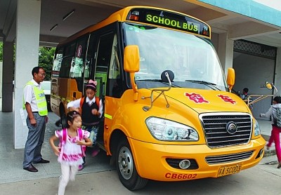 到学校啦!孩子们有序下车 到学校啦!孩子们有序下车