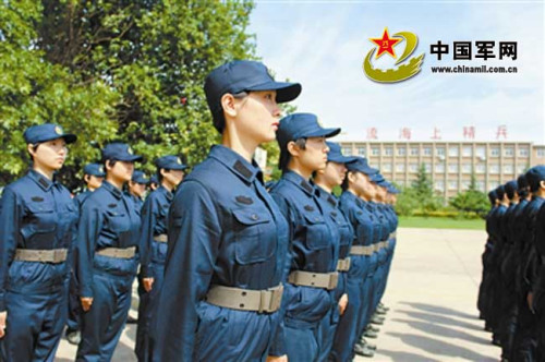 直招女士官正在进行队列训练。魏思文摄 直招女士官正在进行队列训练。魏思文摄