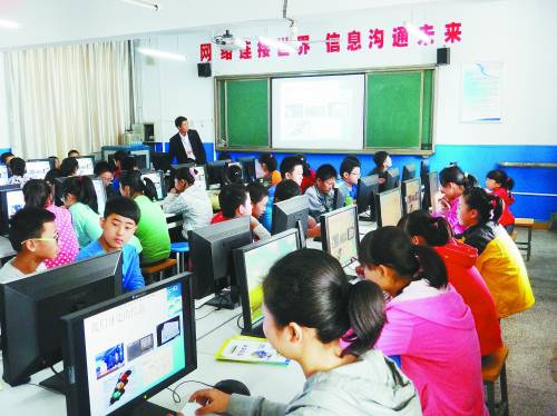 9月4日上午,陕西省府谷县前石畔学校信息技术老师赵伟在给七年级三班的学生讲授新学期第一课。郝帅斌摄 9月4日上午,陕西省府谷县前石畔学校信息技术老师赵伟在给七年级三班的学生讲授新学期第一课。郝帅斌摄