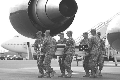 一位美军士兵的灵柩被运回家乡 一位美军士兵的灵柩被运回家乡