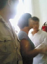 在围堵记者的过程中,蓝衣女子和白衣男子都自称是教育局“临时工” 在围堵记者的过程中,蓝衣女子和白衣男子都自称是教育局“临时工”