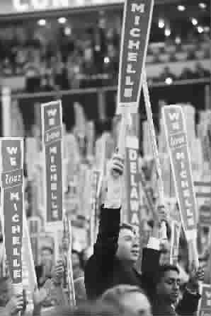 台下听众高举“我们爱米歇尔”标语 台下听众高举“我们爱米歇尔”标语