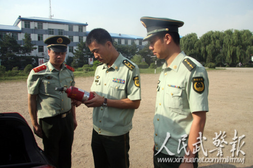 检查灭火器材。图片来源:人民武警报 检查灭火器材。图片来源:人民武警报