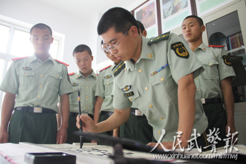 课余间隙“露一手”。图片来源:人民武警报 课余间隙“露一手”。图片来源:人民武警报