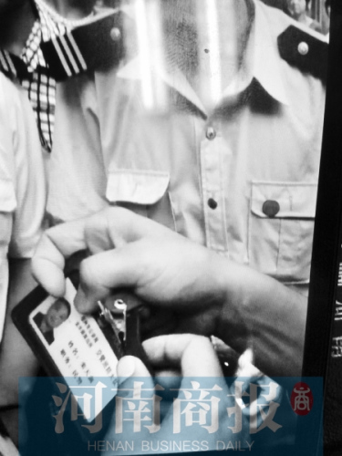 保安拍的视频中,男子的“证件”上写着“民警” 保安拍的视频中,男子的“证件”上写着“民警”