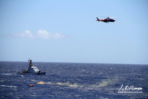 2012年9月6日上午,中国海事局与美国海岸警卫队在美国檀香山附近海域举行联合海上搜救演练。11时55分,在事故发生地西北约2海里处发现模拟人后,直升机立即在附近海域释放信号弹,并从空中向模拟人抛出救生阀。 2012年9月6日上午,中国海事局与美国海岸警卫队在美国檀香山附近海域举行联合海上搜救演练。11时55分,在事故发生地西北约2海里处发现模拟人后,直升机立即在附近海域释放信号弹,并从空中向模拟人抛出救生阀。