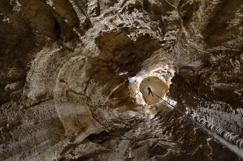 英国人罗比同友人沿绳索下降至伯杰洞底端 英国人罗比同友人沿绳索下降至伯杰洞底端
