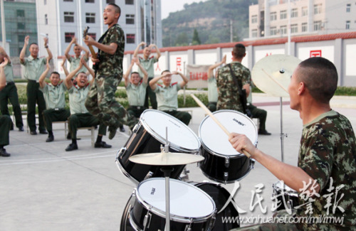 激情四射的演唱会现场。图片来源:人民武警报 激情四射的演唱会现场。图片来源:人民武警报