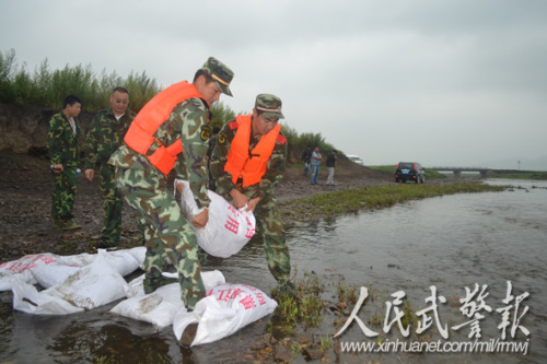 迅速抢险。图片来源:人民武警报 迅速抢险。图片来源:人民武警报