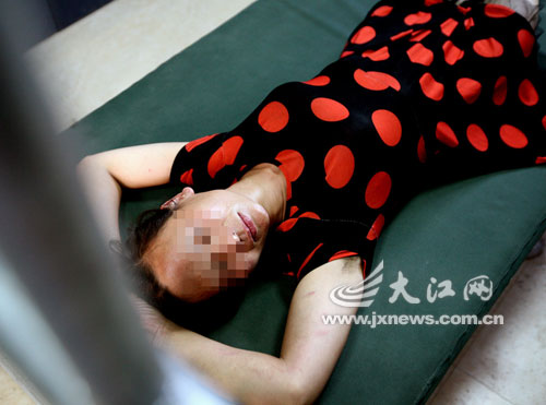 女子在派出所睡觉 女子在派出所睡觉
