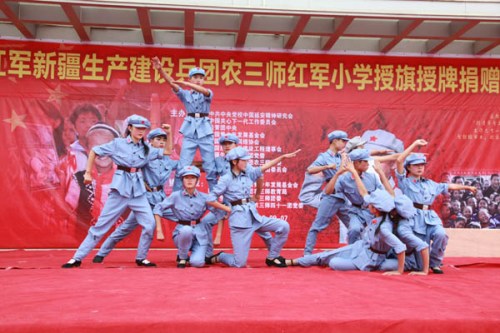 新疆生产建设兵团农三师红军小学表演节目 熊伟 摄 新疆生产建设兵团农三师红军小学表演节目 熊伟 摄