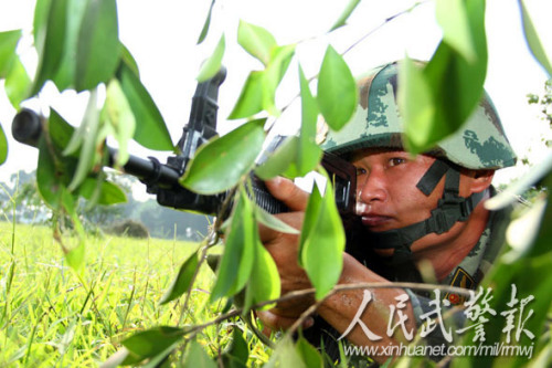 “神枪手”正在寻找目标。图片来源:人民武警报 “神枪手”正在寻找目标。图片来源:人民武警报