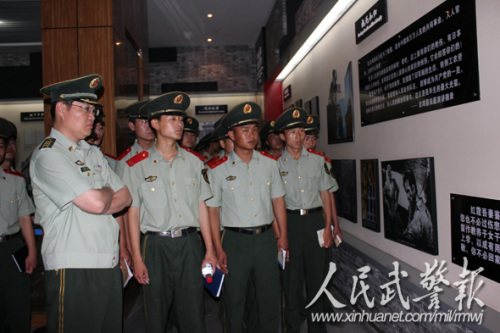 感悟事迹。图片来源:人民武警报 感悟事迹。图片来源:人民武警报