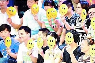 武汉市电视问政活动,把一个个突出问题活生生地展现在千万电视观众面前。(资料图片) 武汉市电视问政活动,把一个个突出问题活生生地展现在千万电视观众面前。(资料图片)
