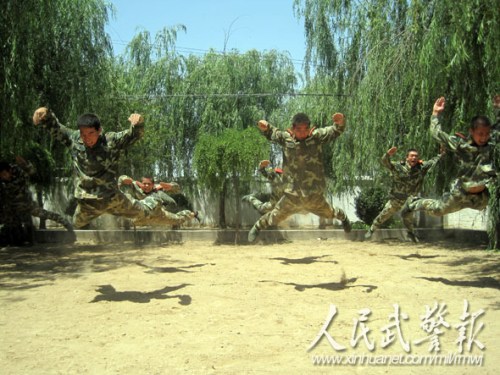 苦练技能。图片来源:人民武警报 苦练技能。图片来源:人民武警报