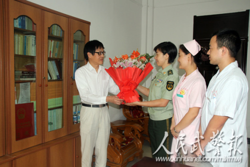 向刘教授献花。图片来源:人民武警报 向刘教授献花。图片来源:人民武警报