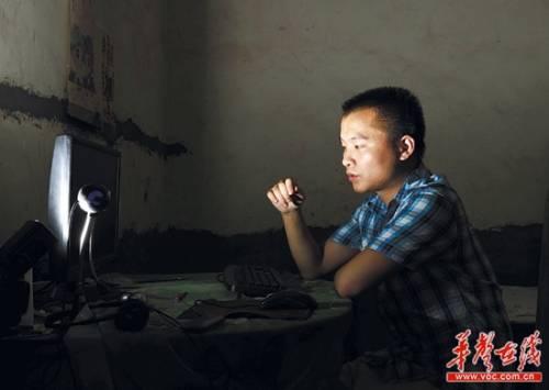 9月6日,湘乡市东郊乡,宅在家中的易亮,神情黯然。记者 童迪 实习生 王君安 摄 9月6日,湘乡市东郊乡,宅在家中的易亮,神情黯然。记者 童迪 实习生 王君安 摄