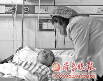 手术后的谢永苹意识模糊,仍未脱离危险期 手术后的谢永苹意识模糊,仍未脱离危险期